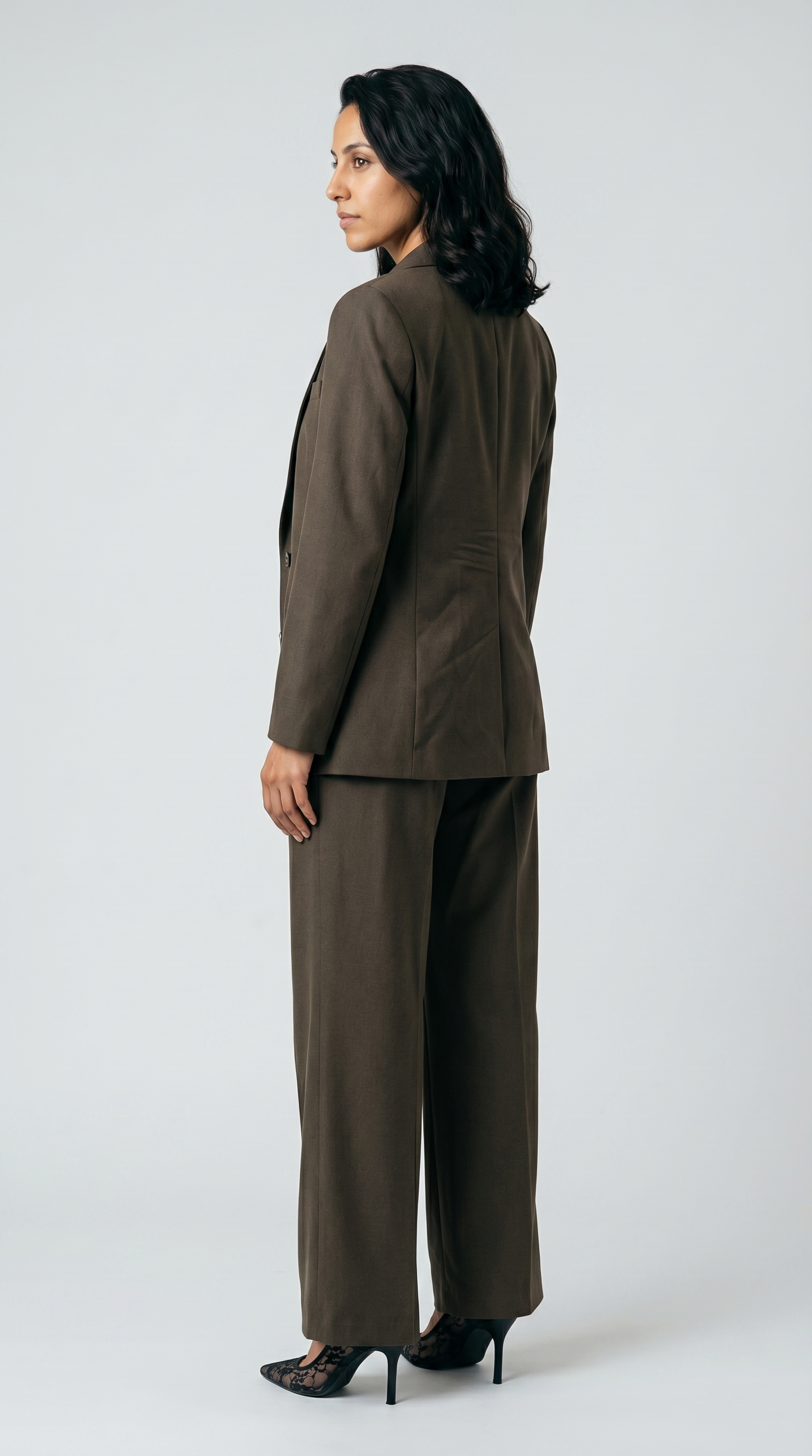 طقم نسائي أنيق – بنطال واسع مع بلوزة عصرية